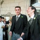 Una pareja de homosexuales sale del registro civil donde contrajo matrimonio en Orense