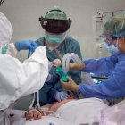 Una doctora y dos enfermeras atienden a un paciente crítico en la UCI. MARCIAL GUILLÉN