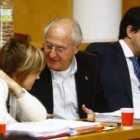 Rosa Fernández y Manuel Arias dialogan durante un pleno, en una imagen de archivo, con Rubinat al fo