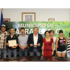El alcalde de Carracedelo con los participantes en el Taller de Empleo clausurado