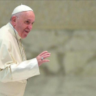 El papa Francisco llega a su audiencia de este miércoles en el Vaticano.