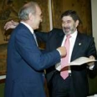 El rector recibe el reconocimiento de la Casa de León de manos del presidente