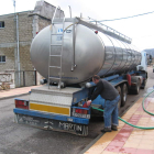 Un vecino recoge agua de un camión en Casares.