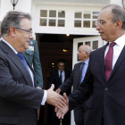 El ministro del Interior, Juan Ignacio Zoido, es recibido por su homólogo marroquí, Mohamed Hassad. EFE
