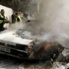 Equipos de rescate apagan las llamas del coche en el que viajaba Dahduh