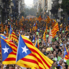Miles de ciudadanos participan en la multitudinaria manifestación en el centro de Barcelona.