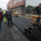 Rodríguez y el alcalde supervisaron ayer las obras de asfaltado del entorno del Ayuntamiento.