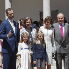 Los reyes Felipe y Letizia, con su hijas y Juan Carlos y Sofía, en la comunión de Leonor, el pasado mayo.