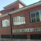 Fachada de la casa de cultura de Ciñera de Gordón, que será rehabilitada