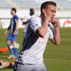 Isaac Aketxe celebra el segundo gol del partido frente al Izarra, con sus dedos índices tapándose ambos oídos. SECUNDINO PÉREZ
