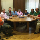Los alcaldes reunidos ayer en Astorga. DL