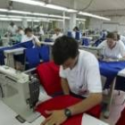 Imagen de un grupo de trabajadores en una factoría leonesa del sector textil