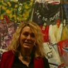 La catalana Laura Iniesta posa en la galería Sharon Art junto a una de sus obras