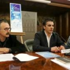 Los directores Tomás Martínez y Manuel González flanquean al concejal Alfonso Ordóñez