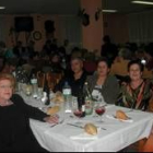 Un grupo de mujeres socias fundadoras de Raíces Roblanas durante la cena del XX aniversario