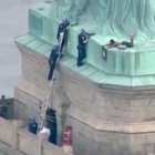 Detenida una mujer tras pasar varias horas encaramada a la Estatua de la Libertad.