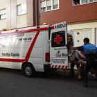 La mujer herida en el momento de ser trasladada la Hospital de León en la ambulancia.