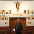 El párroco de San Antonio de Padua, Junajo Ruiz, posa deleante del ‘Via Lucis’ de Cerezo Barredo. FERNANDO OTERO