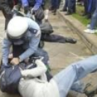 Un policía carga contra uno de los manifestantes contra el FMI