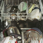 Un lavavajillas lleno de cazuelas y platos.