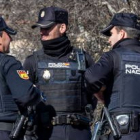 La Policía Nacional custodia el dinero encontrado en León. DL