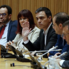 El líder del PSOE, Pedro Sanchez, en la reunión con sus diputados y senadores de este martes en el Congreso.