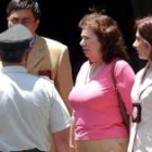 La hija del dictador, Lucía Pinochet, en el centro, a su llegada a Santiago de Chile