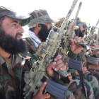 Combatientes talibanes forman con sus armas en Kandahar. STRINGER