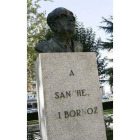 Ni siquiera el busto del historiador se respeta.