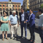 Puente, en el centro, con Fagúndez y varios concejales. MONTESINOS