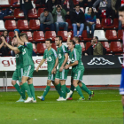 Los jugadores de la Deportiva celebran el tanto de Nano que dio la victoria al equipo berciano ante la consternación del central Borja López y la desesperación de los aficionados esportinguistas del Molinón.