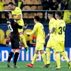 Los jugadores del Villarreal celebran una victoria que les acerca a la permanencia. DOMENECH CASTELLÓ