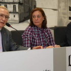 Manceñido, Aurora Baza y Ramón Carro, ayer en la presentación de la campaña. DL