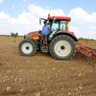 El agricultor José María Rey en su tractor en sus cultivos de Villafuerte de Esgueva. LETICIA PÉREZ