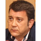 Carlos López Riesco. L . DE LA MATA