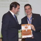 Juan Carlos Suárez Quiñones entregó el distintivo al concejal Roberto Mendo en Valladolid. DL