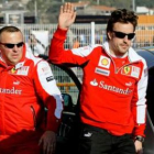 Fernando Alonso saluda a los aficionados a su llegada al circuito valenciano de Cheste.