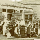 Operarios de la fábrica de muebles de los Gago, en una de las históricas imágenes expuestas.