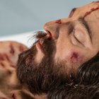 Primer plano del rostro lacerado de Cristo en la recreación hiperrealista de su cuerpo. THE MISTERY MAN / ARTISPLENDORE