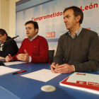 Julio César Fernández, Tino Rodríguez y Santiago Dorado, ayer, en la sede del PSOE.