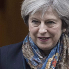 La primera ministra, Theresa May, abandona el número 10 de Downing Street en Londres. WILL OLIVER