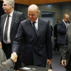 El ministro Luis de Guindos saluda a su homónimo alemán, Wolfgang Schauble.