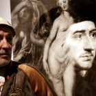Alberto García-Alix, ante uno de las obras en el Museo del Prado. BENITO ORDÓÑEZ