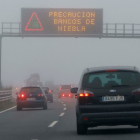 Varios vehículos circulan por una carretera con bancos de niebla en una imagen de archivo. EFE / AITOR MARTÍN.