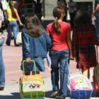 Un grupo de niñas se dispone a acudir a clase cargadas con sus mochilas