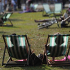 Personas tomando el sol en Hyde Park, Londres, en una imagen de archivo.