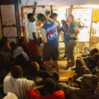 Los miembros de la tripulación del barco de la ONG Lifeline conversan con los rescatados. FELIX WEISS
