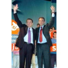 Gerhard Schröder y Rodríguez Zapatero saludan al final del acto