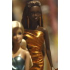 Algunas de las 438 piezas de coleccionista que componen la exposición ‘Barbie, más allá de la muñeca’ que se exponen en Madrid. FERNANDO ALVARADO