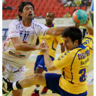 El central berciano del Ademar,  Jorge García Vega, intenta detener el lanzamiento del jugador del Valladolid, César Pérez, durante el partido de ayer.